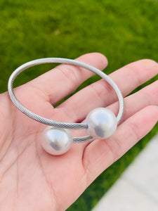 Big Pearl • Silver Bangle